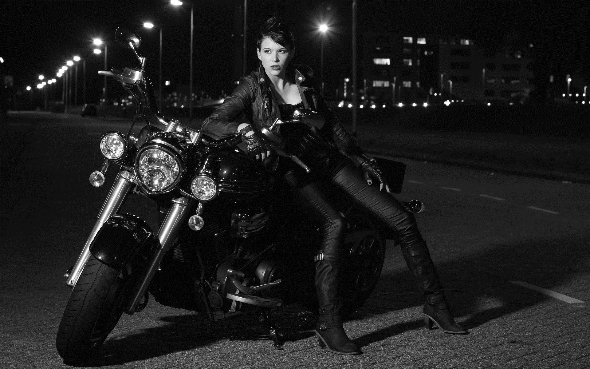 Photo Beautiful girls and motorcycles in Sarajevo